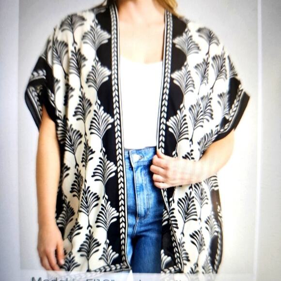 NWT Max Studio Short Sleeved Crepe Ruana (open top) Floral  BLK/White 2X & 3X - Picture 1 of 11